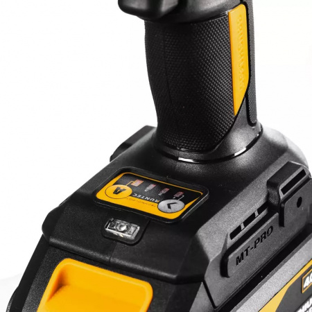 RUNTEC PRO Гайковерт ударный аккумуляторный 1/2", 20В, 2*4Ач, 650Нм